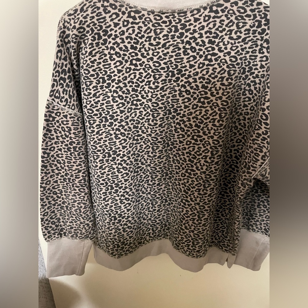✨Women’s MV Sport Cheetah Print Crewneck Size L - Picture 9 of 9